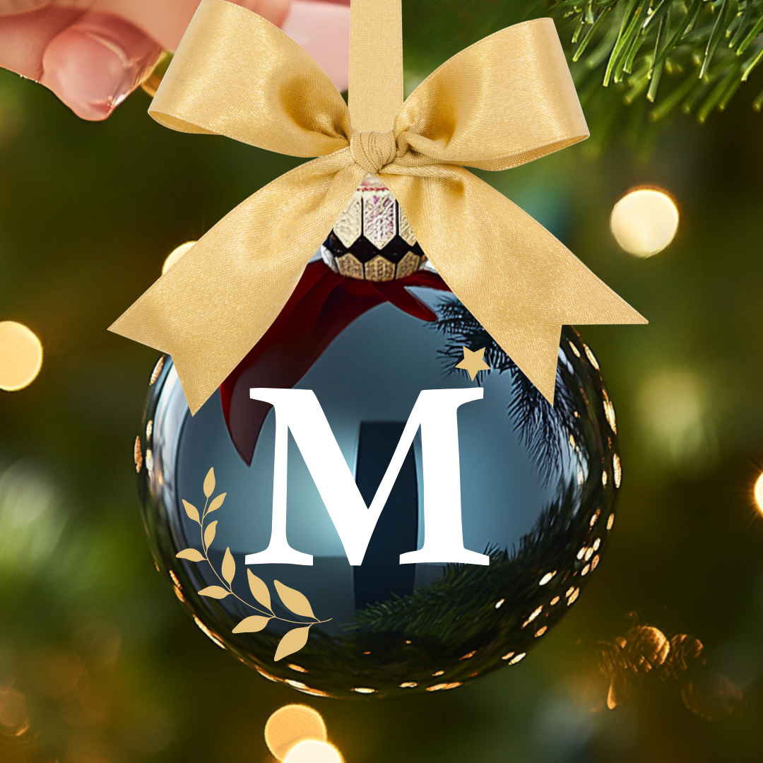 Pallina di Natale un vetro Blu Personalizzata con Fiocco Dorato e Lettera Iniziale Bianca 8 cm