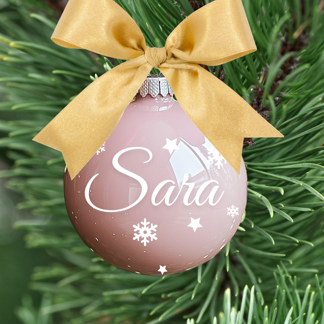 Pallina di Natale in vetro Rosa Personalizzata con Fiocco Dorato e Scritta Bianca 8 cm